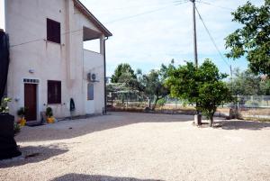 A garden outside B&B Tra gli ulivi