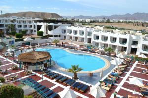 Skats uz peldbaseinu naktsmītnē Sharm Holiday Resort vai tās tuvumā