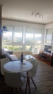 トレモリノスにある¡¡Acogedor apartamento con vistas infinitas!!のリビングルーム(テーブル、椅子、窓付)