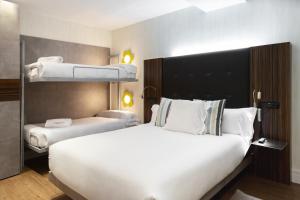 Кровать или кровати в номере Petit Palace Tamarises +37 фотографий