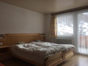מיטה או מיטות בחדר ב-B&B Haus Granit Saas Grund