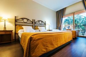 
A bed or beds in a room at Hotel Alicante Golf
