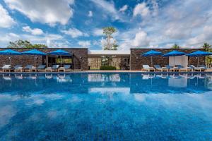 Der Swimmingpool an oder in der Nähe von The Residence Bintan