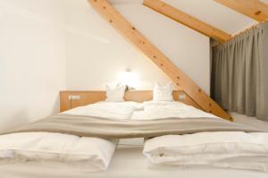 sypialnia z dużym łóżkiem z białą pościelą w obiekcie Cevedale Living Romance Hotel w mieście Cogolo