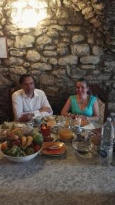 mężczyzna i kobieta siedzący przy stole z jedzeniem w obiekcie La Torre w mieście Isolabona