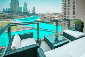 Tầm nhìn ra hồ bơi gần/tại Elite Royal Apartment - Full Burj Khalifa & Fountain View - Crystal