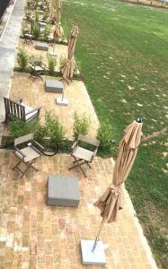 een groep stoelen en parasols op een patio bij Agriturismo di Serragiumenta in Altomonte