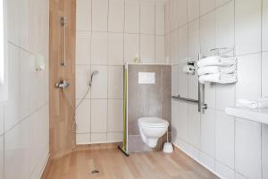 Koupelna v ubytování Hotel Valence Sud + 18 fotografií