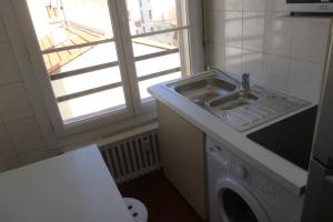 トゥーロンにあるAppart 2 pièces prés plage Mourillon Toulonのキッチン(シンク、洗濯機付)