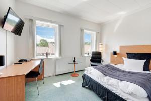 Televiisor ja/või meelelahutuskeskus majutusasutuses Hotel Jernbanegade
