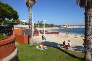 a group of people on a beach near the water at Appart 2 pièces prés plage Mourillon Toulon in Toulon