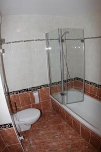 オストゼーバート・コゼロウにあるPerleのバスルーム(シャワー、トイレ、バスタブ付)