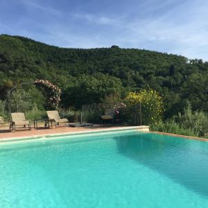 una piscina con 2 sillas y una mesa en Tartagli Luxury Villa with Pool - a Fontanaro Property, en Paciano