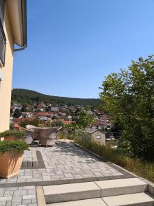 een patio met stoelen en uitzicht op de stad bij Ferienwohnungen Schallenberg - Gross-Umstadt in Groß-Umstadt +6 foto's