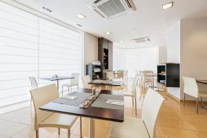 - une salle à manger avec une table et des chaises dans l'établissement Exe Puerta San Pedro, à Lugo