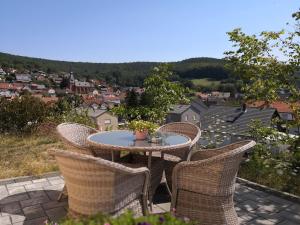 een tafel en stoelen op een terras met uitzicht bij Ferienwohnungen Schallenberg - Gross-Umstadt in Groß-Umstadt