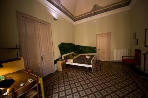 Sala de estar con cama y puerta en Casa Verdi - House of Travelers, en Catania
