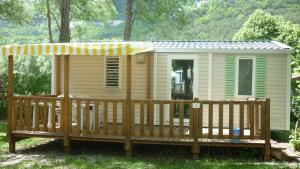 une cabine avec une grande terrasse couverte dans l'établissement Camping du petit vaux Chez Camille, à Veynes