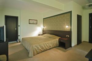 Ένα ή περισσότερα κρεβάτια σε δωμάτιο στο Hotel Dukov