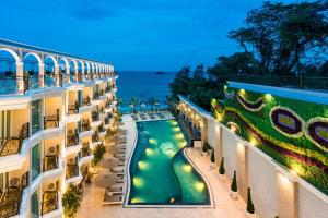 Una vista aérea del complejo con el océano al fondo. en LK Emerald Beach - SHA Extra Plus, en Norte de Pattaya