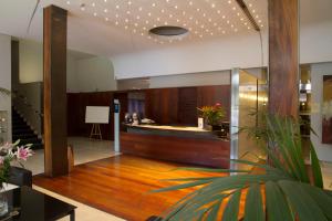 un hall avec un bar dans un bâtiment dans l'établissement Gran Hotel Albacete, à Albacete