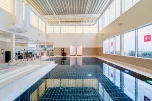 Bazén v ubytování Apex City Quay Hotel & Spa nebo v jeho okolí