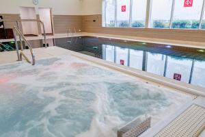 Bazén v ubytování Apex City Quay Hotel & Spa nebo v jeho okolí