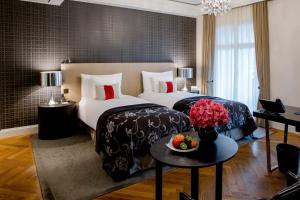 Postel nebo postele na pokoji v ubytování Hotel Schweizerhof Bern & Spa