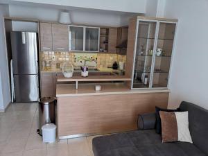 - une cuisine avec un comptoir et un réfrigérateur dans l'établissement Heraklion Center Sea View Flat, à Héraklion