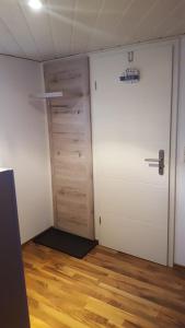 Habitación vacía con puerta y suelo de madera en FeWo in Wismar, en Wismar