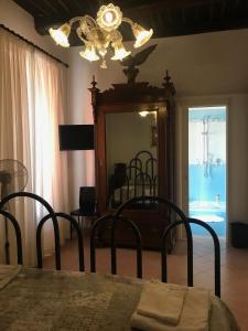 a bedroom with a mirror and a table and chairs at B&B Pozzo dei Desideri in Fisciano