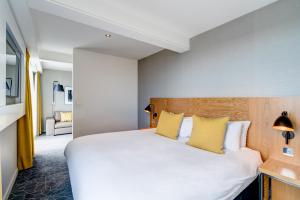 Postel nebo postele na pokoji v ubytování Apex City Quay Hotel & Spa