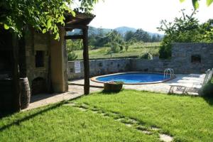 a backyard with a swimming pool in a yard at Villa Elena Buzet in Buzet
