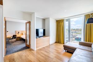TV a/nebo společenská místnost v ubytování Apex City Quay Hotel & Spa