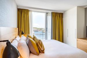 Postel nebo postele na pokoji v ubytování Apex City Quay Hotel & Spa