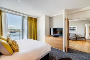 Postel nebo postele na pokoji v ubytování Apex City Quay Hotel & Spa