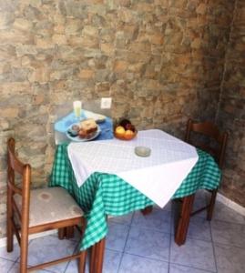 einen Tisch mit einem Teller Essen drauf. in der Unterkunft Villa Leonidas in Agios Stefanos