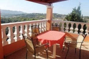 einen Tisch und Stühle auf einem Balkon mit Aussicht in der Unterkunft Villa Leonidas in Agios Stefanos