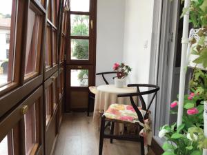 uma pequena mesa e cadeiras num corredor com janelas em Apartamento Ribadesella em Ribadesella