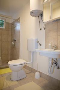 Koupelna v ubytování Apartmani Papeš + 35 fotografií