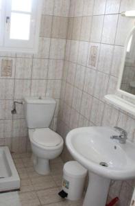 een badkamer met toilet en wastafel bij Villa Leonidas in Agios Stefanos