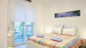 una camera da letto con un letto con cuscini blu di Vibrant & Cozy Apt in Athens ad Atene