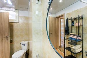 Koupelna v ubytování Top center big family apartment with garden view + 37 fotografií