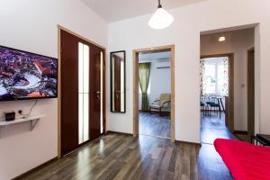 TV a/nebo společenská místnost v ubytování Top center big family apartment with garden view