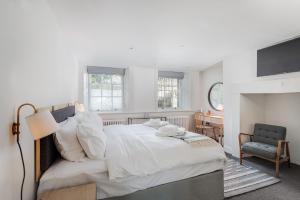 - une chambre avec un grand lit blanc et une chaise dans l'établissement Rooms by Bistrot Pierre, à Plymouth