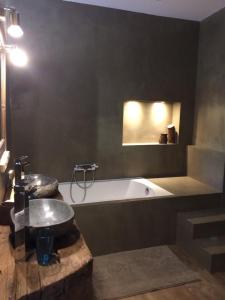Bilik mandi di Le Val d'Ailleurs +30 gambar
