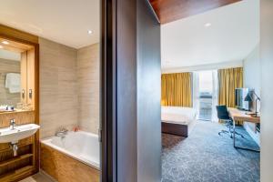 Postel nebo postele na pokoji v ubytování Apex City Quay Hotel & Spa