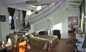 um quarto com uma cama e uma escada em espiral em Misty Views- Susama Villa em Darjeeling
