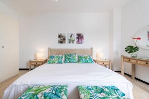ラスパルマス・デ・グランカナリアにあるLos Murillosのベッドルーム(青い枕の大きな白いベッド付)