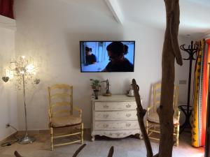 サントマリー・ド・ラメールにあるCabanon de Camilleのリビングルーム(椅子2脚、壁掛けテレビ付)